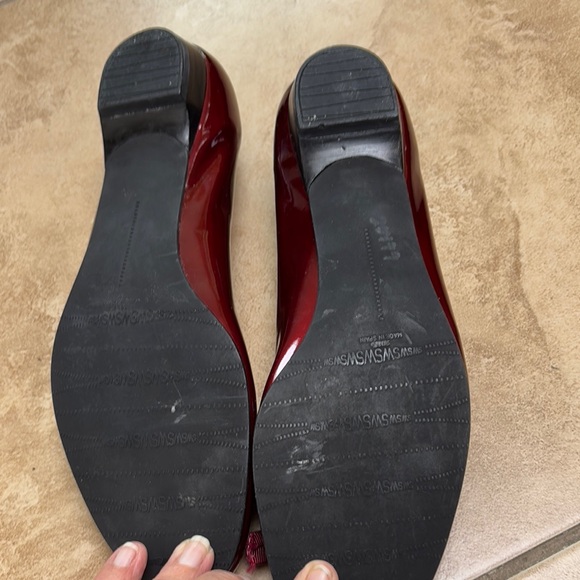 Stuart Weitzman Dark Red Patent Flats with Bow - Picture 3 of 6